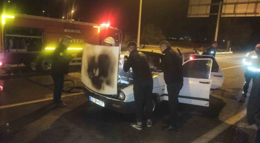 Kırmızı ışıkta bekleyen otomobilde yangın çıktı