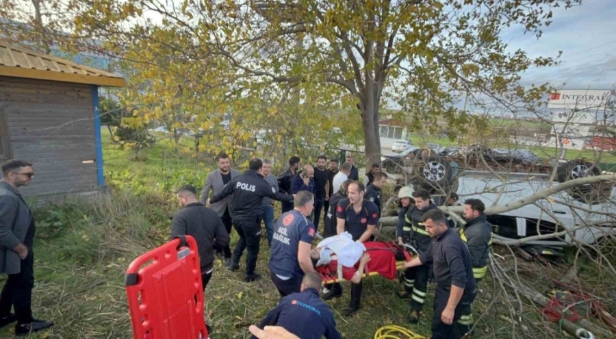 Yolcu minibüsü ile çarpışan pikap takla attı: 2 yaralı