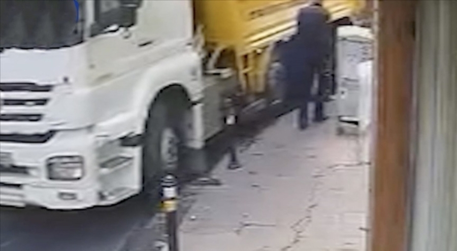 Beyoğlu'nda hafriyat kamyonunun çarptığı demir duba fırlayarak iş yerine girdi