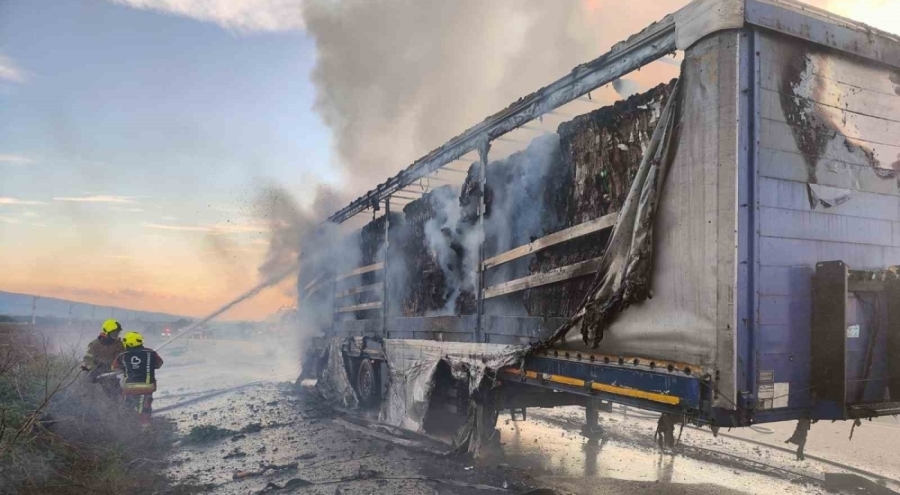 Balıkesir-Bandırma karayolunda tır dorsesi alev aldı