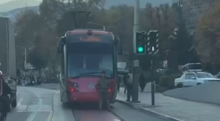 Bursa'da tramvayın arkasına tutunarak yolculuk yapan çocuk yürekleri ağıza getirdi