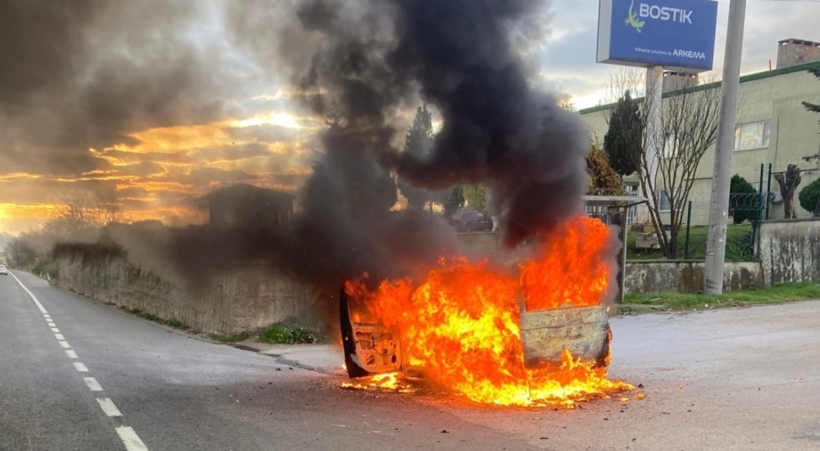 Bursa'da  seyir halindeki otomobil alev topuna döndü