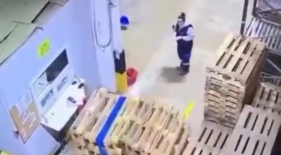 Bursa'da işçinin paletlerin altında kalmaktan kurtulduğu anlar