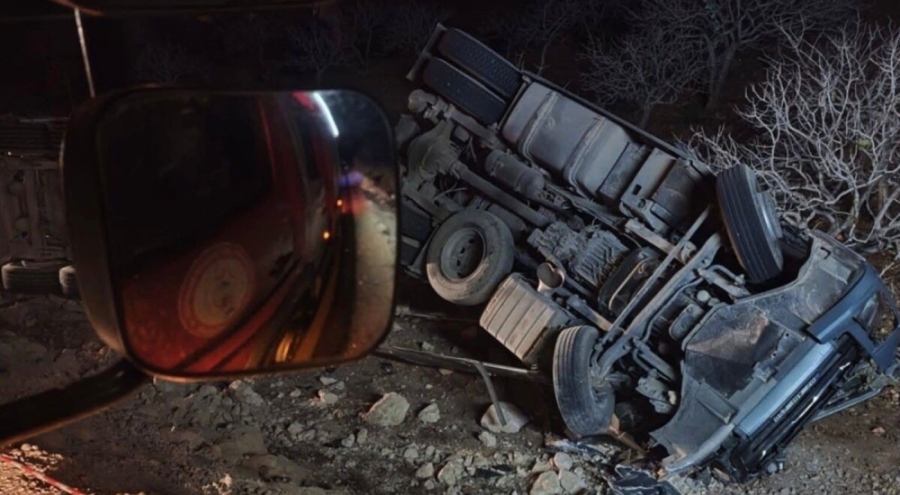 Devrilen tırın sürücüsü hayatını kaybetti