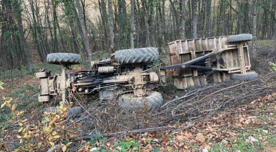 Bursa'da devrilen traktördeki 2 kişi yaralandı