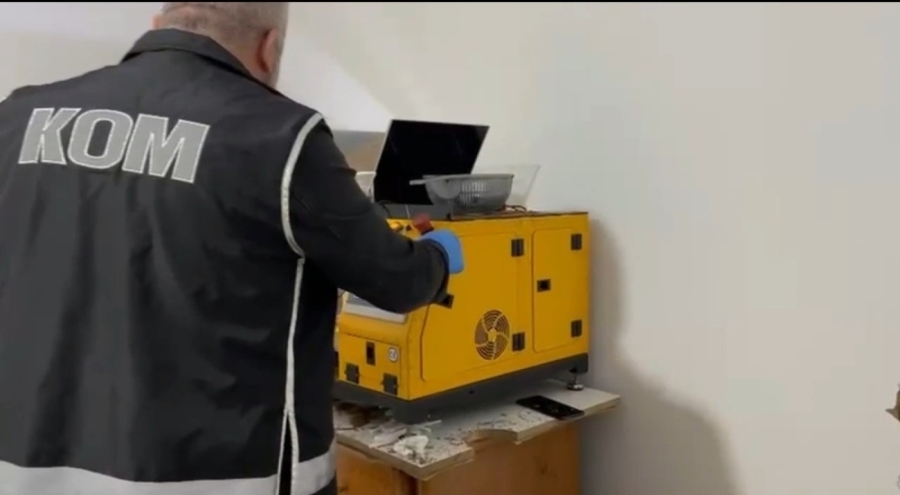 Kocaeli'de eve yapılan baskında kaçak sigara atölyesi ortaya çıktı