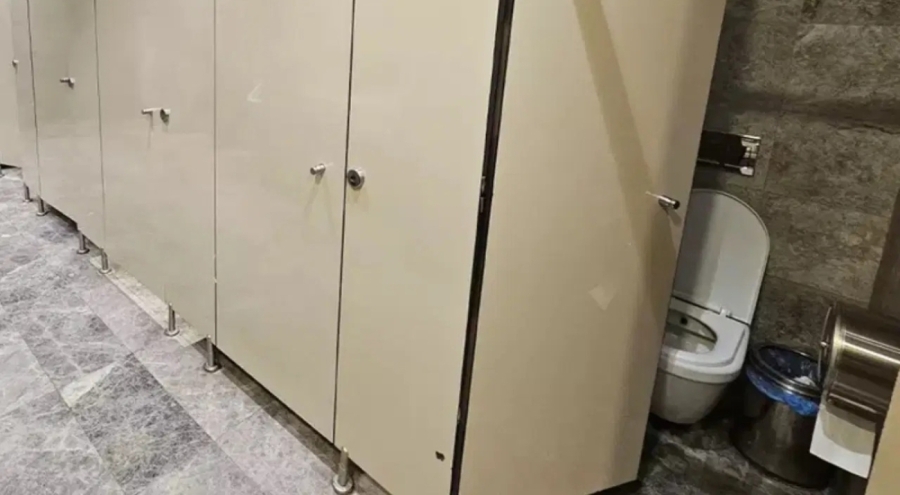 AVM'nin kadın tuvaletinde skandal: Cep telefonuyla görüntü almaya çalıştı!