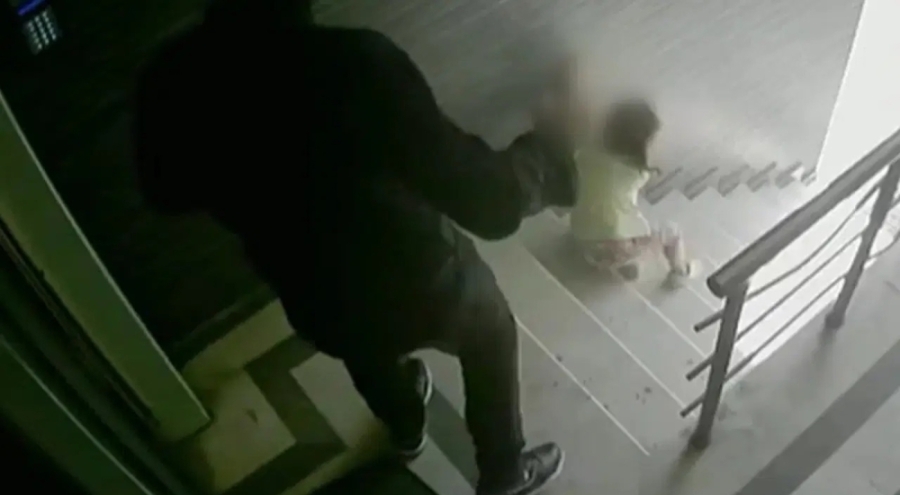 3 yaşındaki kızını tekmeyle merdivenden itmişti... O babadan skandal savunma!