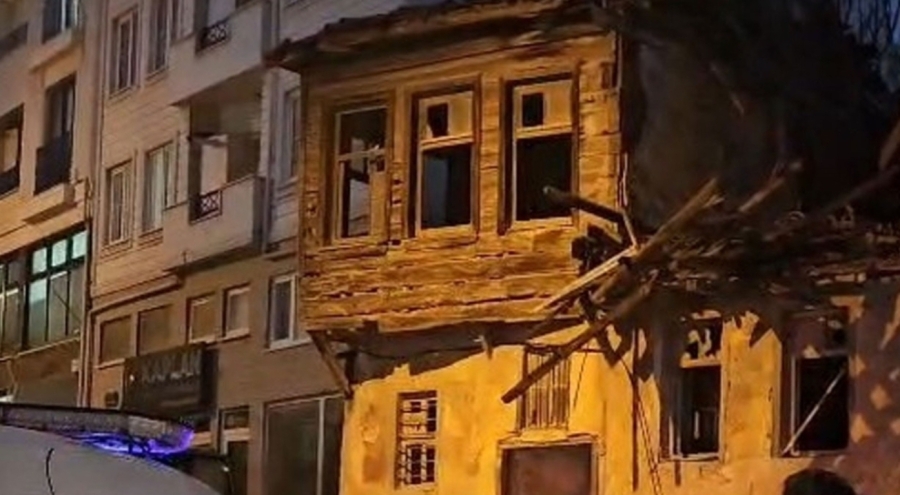 Çanakkale'de sağanak yağış etkili oldu: Boş bina çöktü