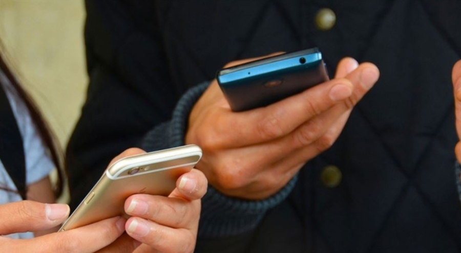 O ülkede liselerde cep telefonunu yasaklıyor