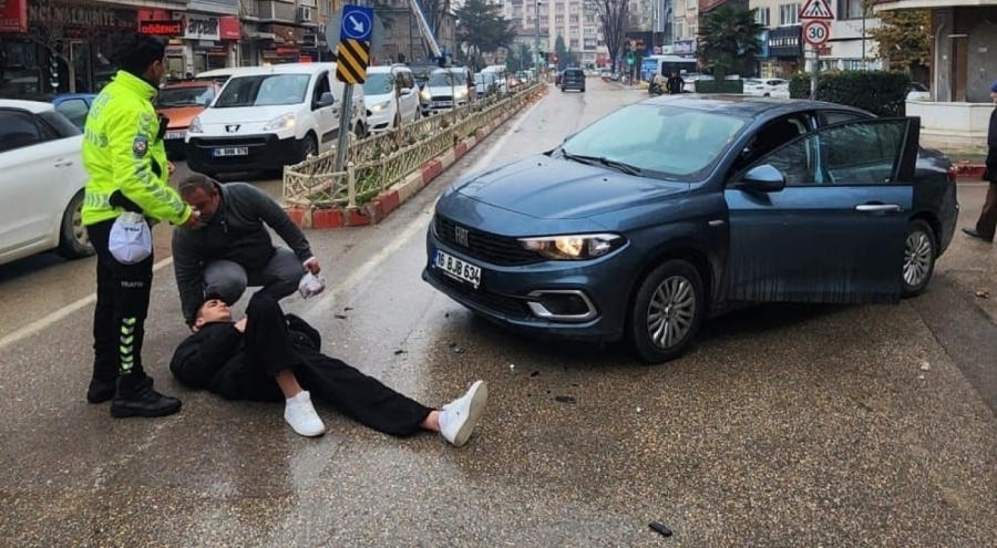 Bursa'da otomobille çarpışan motosiklet sürücüsü yaralandı