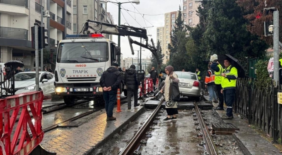 İstanbul Zeytinburnu'nda otomobil rayların üzerinde kaldı
