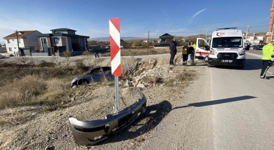 Çorum'da yoldan çıkan otomobil taşlık alanda asılı kaldı