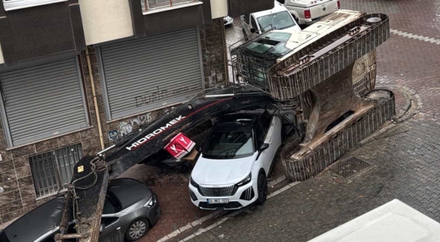 İstanbul'da tır dorsesindeki iş makinesi devrildi: 2 otomobil hasar gördü