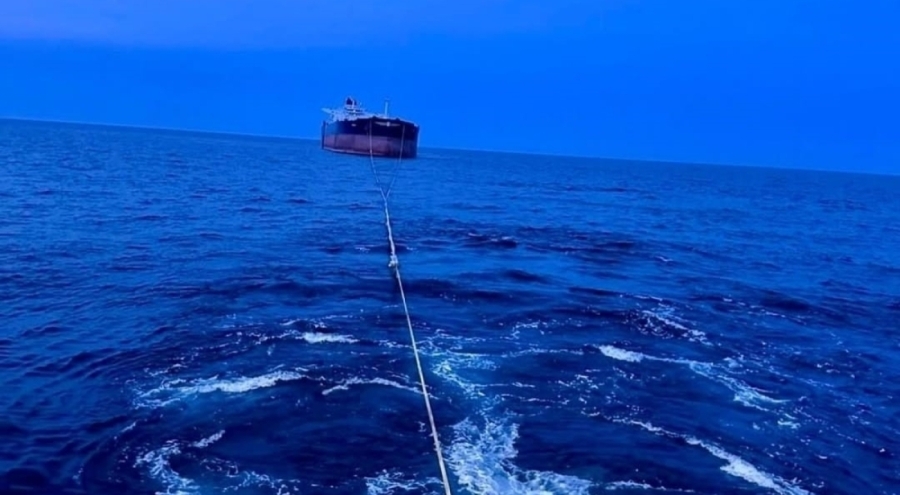 Kastamonu açıklarında isabet alan "Virat" adlı gemi Türkeli'ye çekiliyor