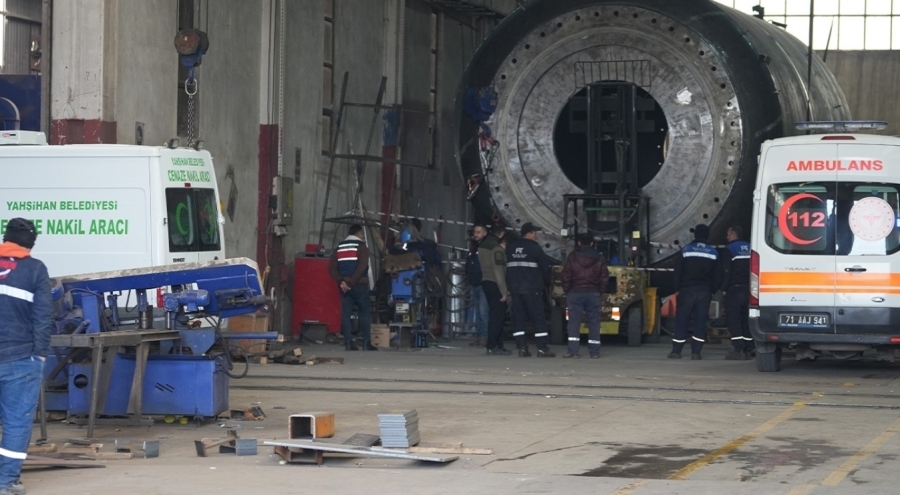 3 tonluk sac levhanın altında kalan 2 işçi can vermişti: Fabrika sahibi tutuklandı