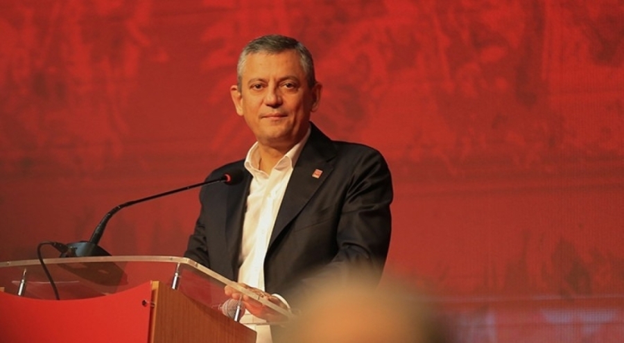 CHP Genel Başkanı Özgür Özel söz verdi! Tüm salon ayakta alkışladı