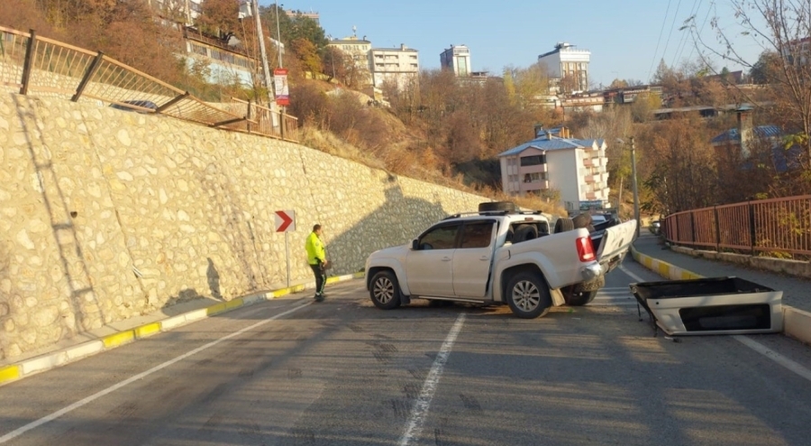 Tunceli'de kamyonet, 7 metre yükseklikten düştü