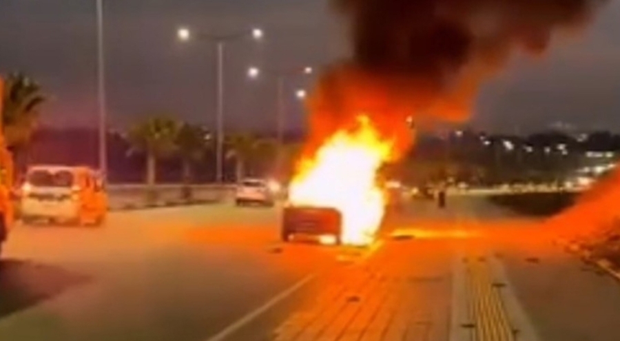 Adana'da seyir halindeki otomobil alev topuna döndü