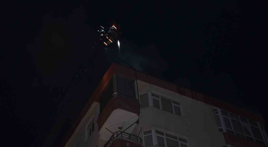 Samsun'da 7 katlı binanın çatısında yangın