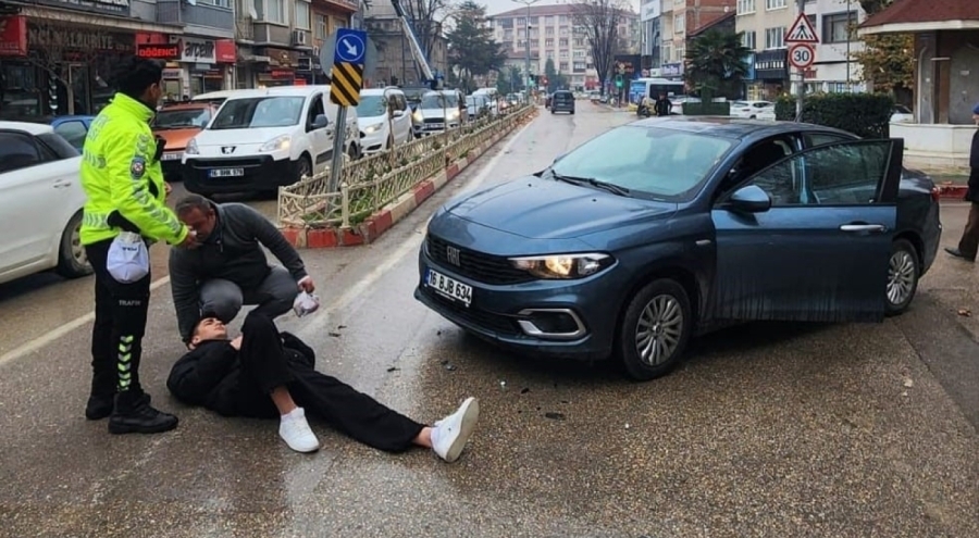 Bursa'da otomobille çarpışan motosikletin sürücüsü yaralandı