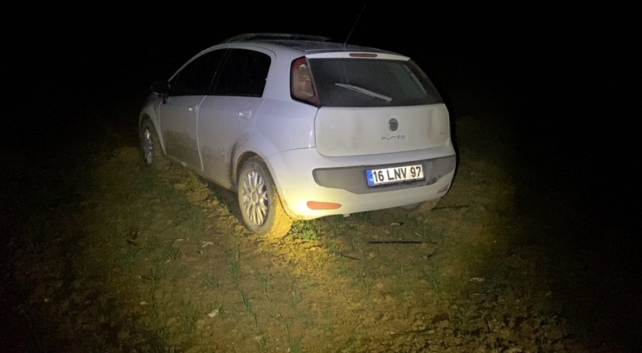 Bursa'da polisin dur ihtarına uymayan sürücü, çamura saplanınca yaya olarak kaçtı