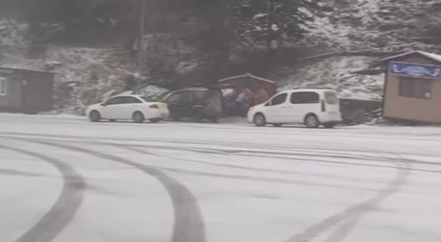 Uludağ'da kuvvetli kar yağışı: Her yer beyaza büründü