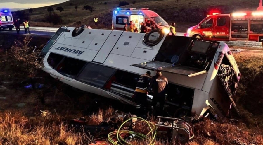 Afyonkarahisar'da yolcu otobüsü şarampole devrildi! Ölü ve yaralılar var...