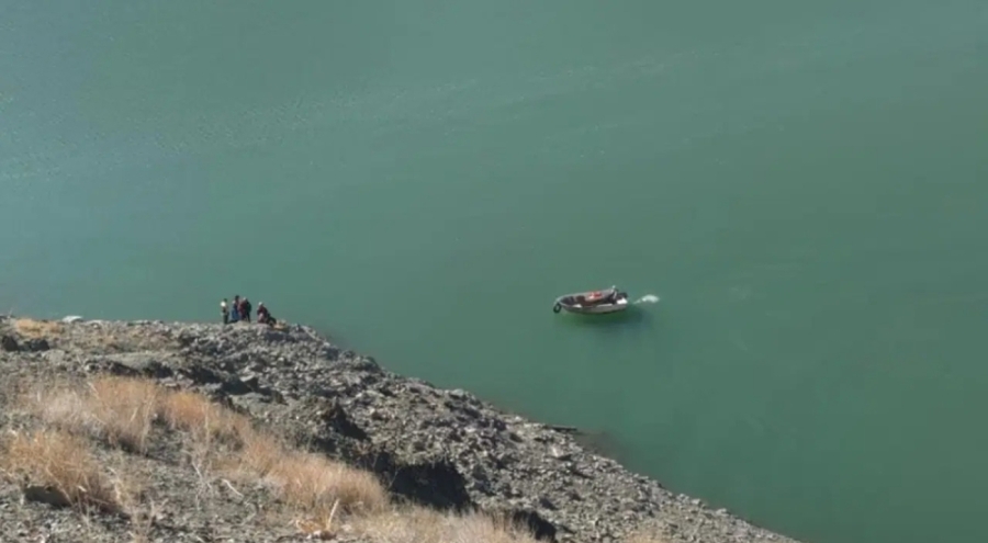 3 kişiyi taşıyan araç baraj gölüne uçtu!