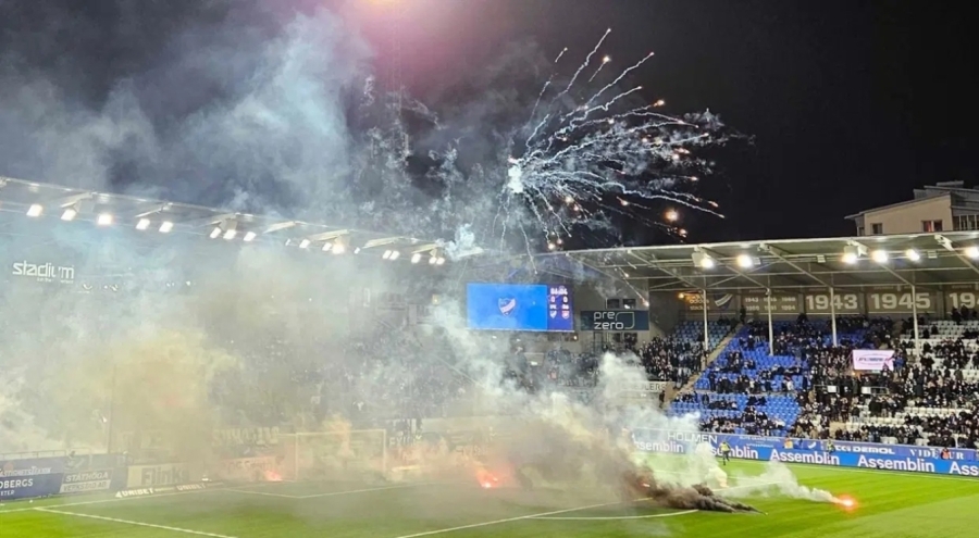 İsveç'te taraftarlar sahayı yaktı