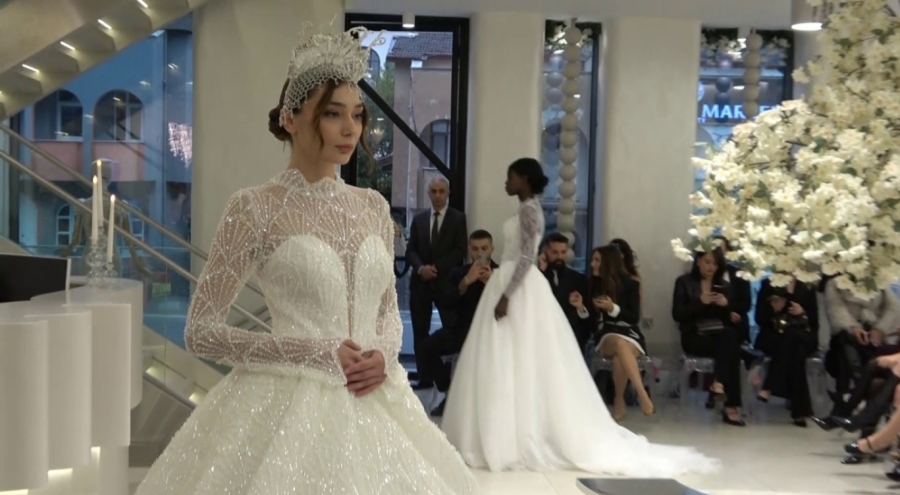 Bursa'da gelinlik defilesi: 26 koleksiyon 15 mankenle podyuma taştı