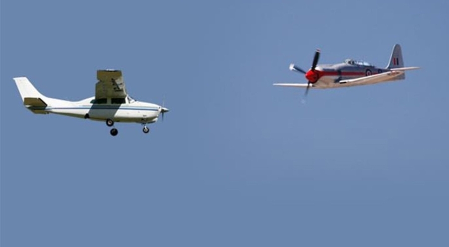 Gökyüzünde felaket! İki uçak havada çarpıştı