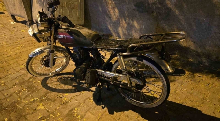 Apartmanın girişine park edilen motosiklet yandı