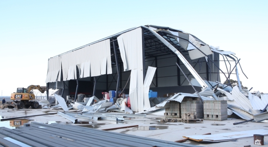 Nilüfer'de kaçak 3 iş yeri yıkıldı