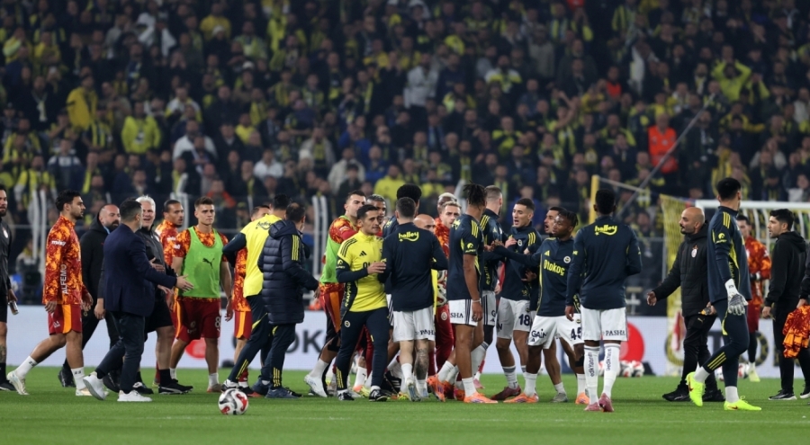 Derbisi öncesi kavga çıktı: Oyuncular birbirine girdi!