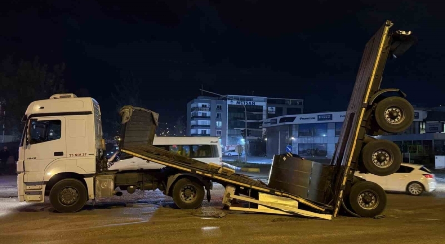 Demir rulo yüklü dorse ortadan ikiye bölündü