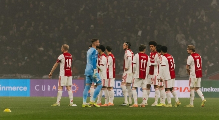 Ajax-Groningen maçına havai fişek engeli! Maç tatil edildi