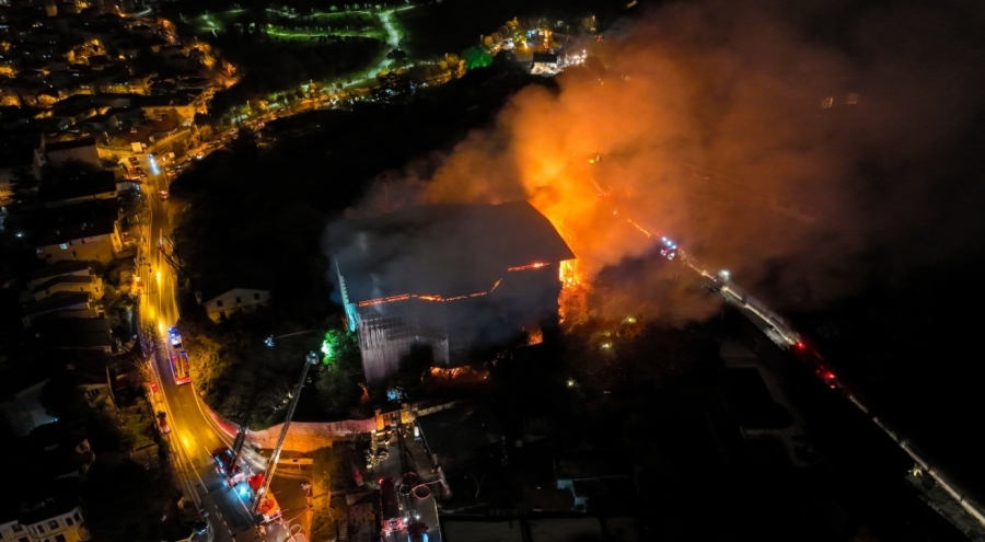 İstanbul'da metruk binada çıkan yangına müdahale ediliyor