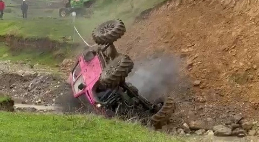 Bursa'da off-road yarışında kontrolden çıkan araç takla attı