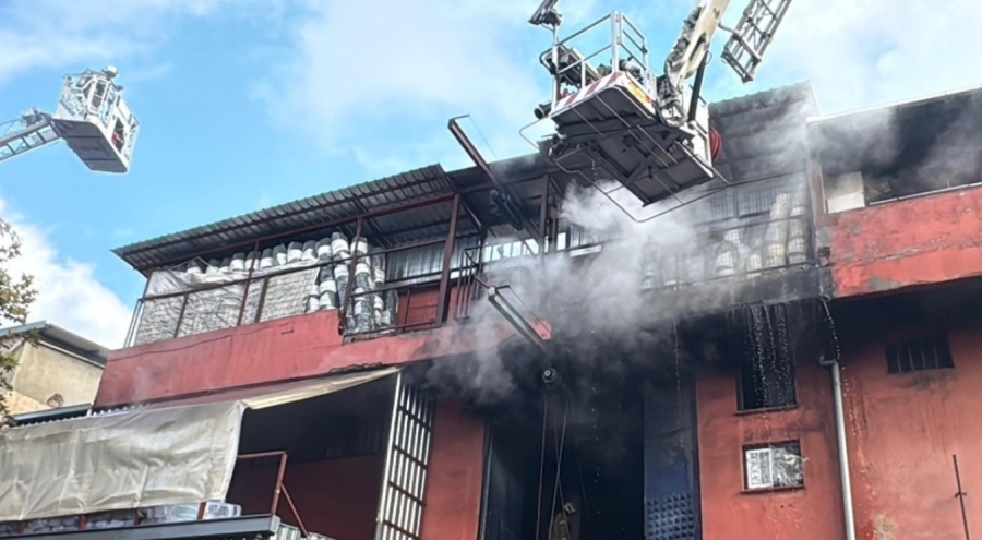 Korkutan iş yeri yangını: Ekipler müdahale ediyor