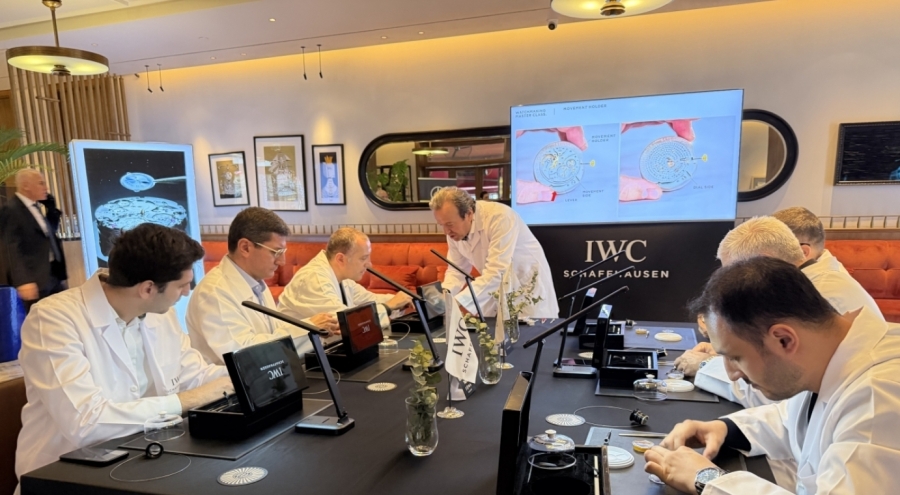 Bursa'da milyonluk İsviçre saatlerini parçalayıp topladılar