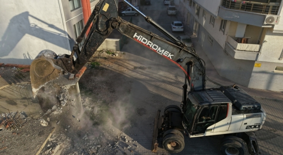 Gemlik Belediyesi metruk bina temizliğine devam ediyor