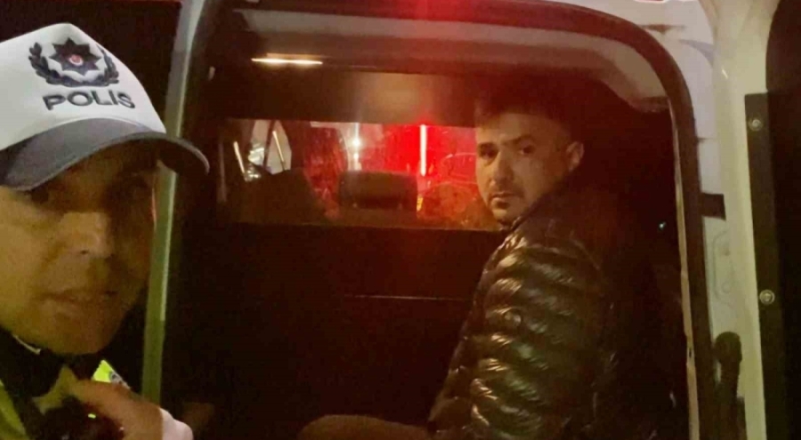 Alkollü sürücü emniyet müdürünün aracına çarptı