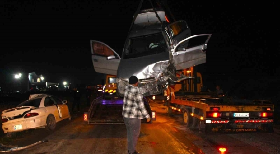 Amasya'da iki otomobil kafa kafaya çarpıştı: çok sayıda yaralı