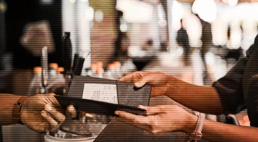 Yeni dönem başlıyor! Servis ücreti yasaklandı: Garsonların maaşı düşecek mi?