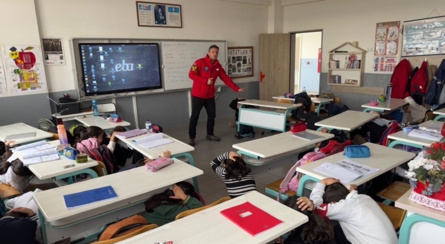 Bursa'da JAK'tan öğrencilere "Deprem farkındalık eğitimi"