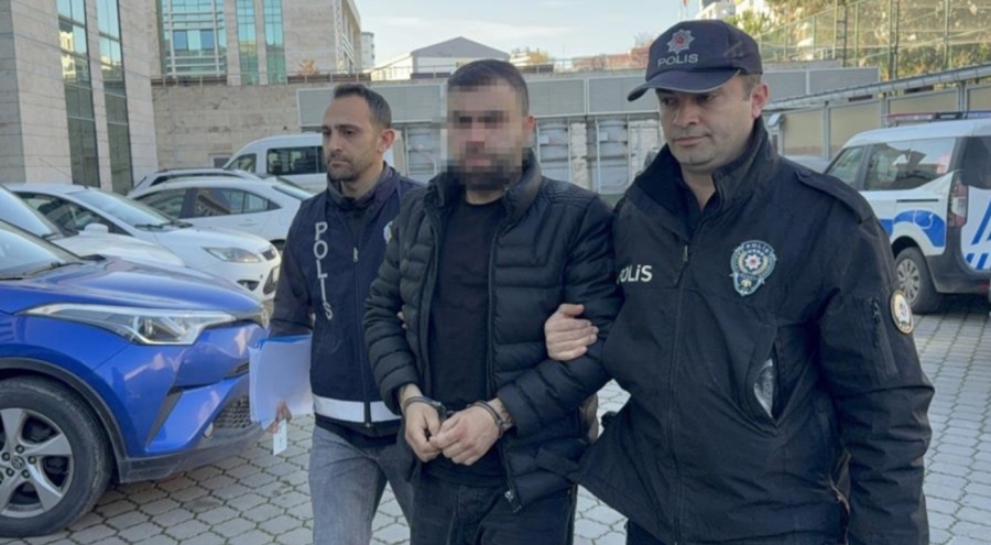 Aracıyla kırmızı ışıkta bekleyen İYİ Parti İl Başkanına fiziki saldırı!