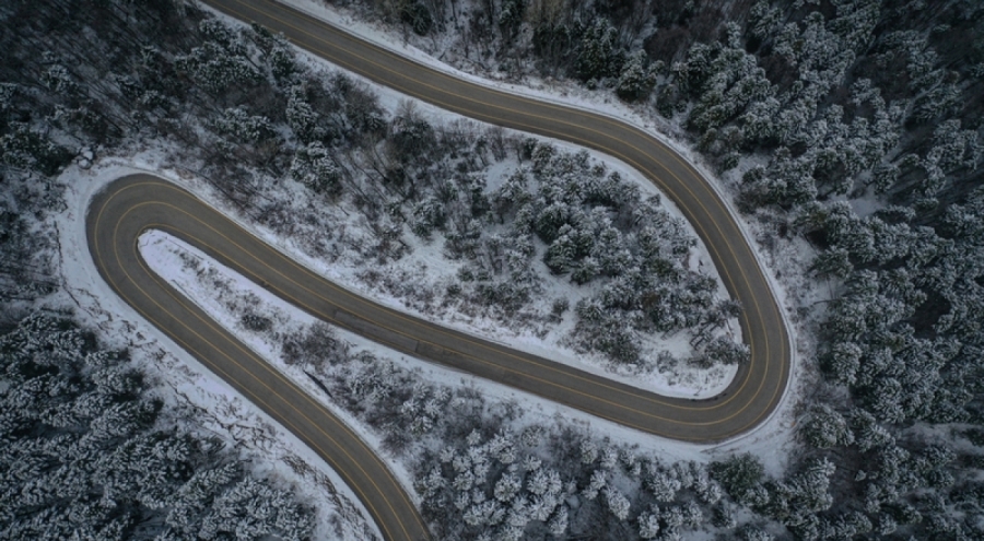 Uludağ'ın kıvrımlı yolları beyaza büründü