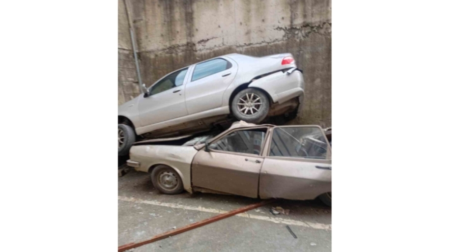 Otomobil 8 metreden düşerek park halindeki aracın üzerine çıktı