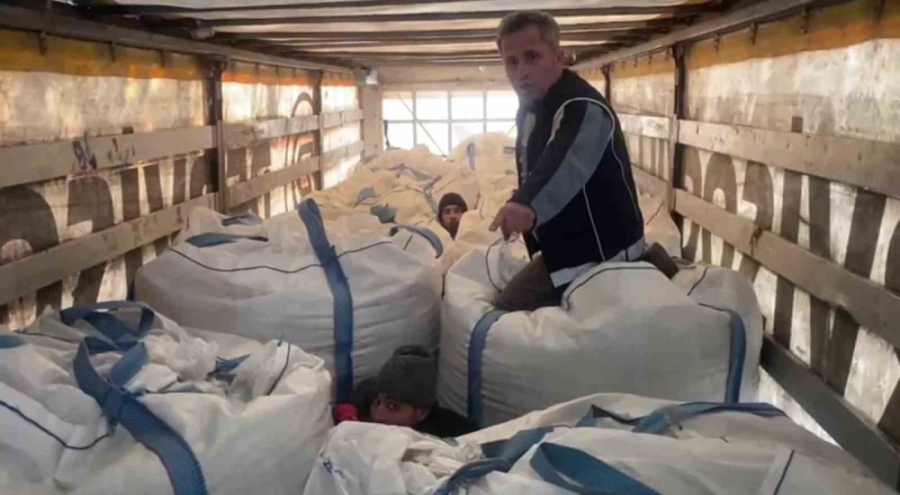 Çuvalların arasında 13 kaçak göçmen yakalandı